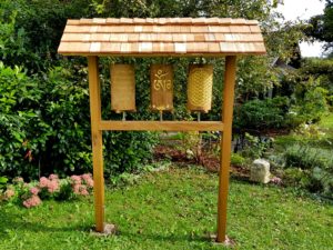 Gebetsmühlengang aus Eiche mit drei Mühlen und Lärchenschindeldach im Garten