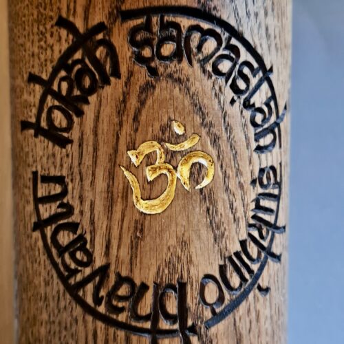 Bayrische Gebetsmühle „Lokah Mantra & Buddhalotus“ – Eiche, 16 cm