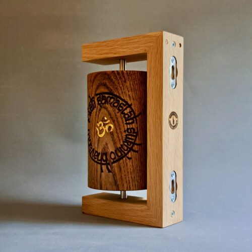 Bayrische Gebetsmühle „Lokah Mantra & Buddhalotus“ – Eiche, 16 cm