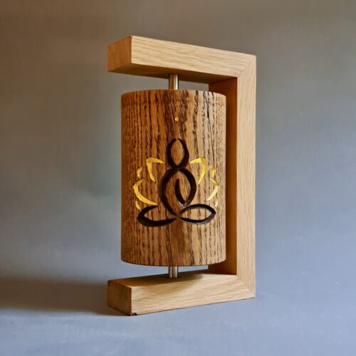 Bayrische Gebetsmühle „Lokah Mantra & Buddhalotus“ – Eiche, 16 cm