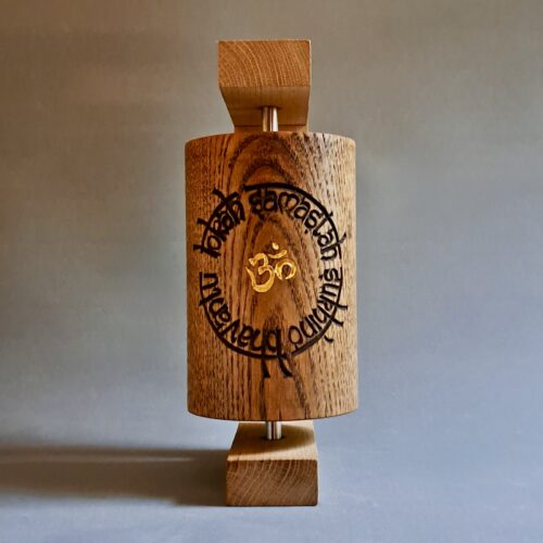 Bayrische Gebetsmühle „Lokah Mantra & Buddhalotus“ – Eiche, 16 cm
