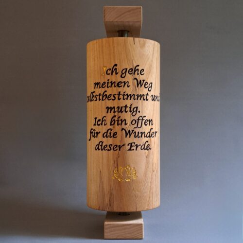 Bayrische Gebetsmühle „Ich gehe meinen Weg & Labyrinth“ – Esche, 26 cm