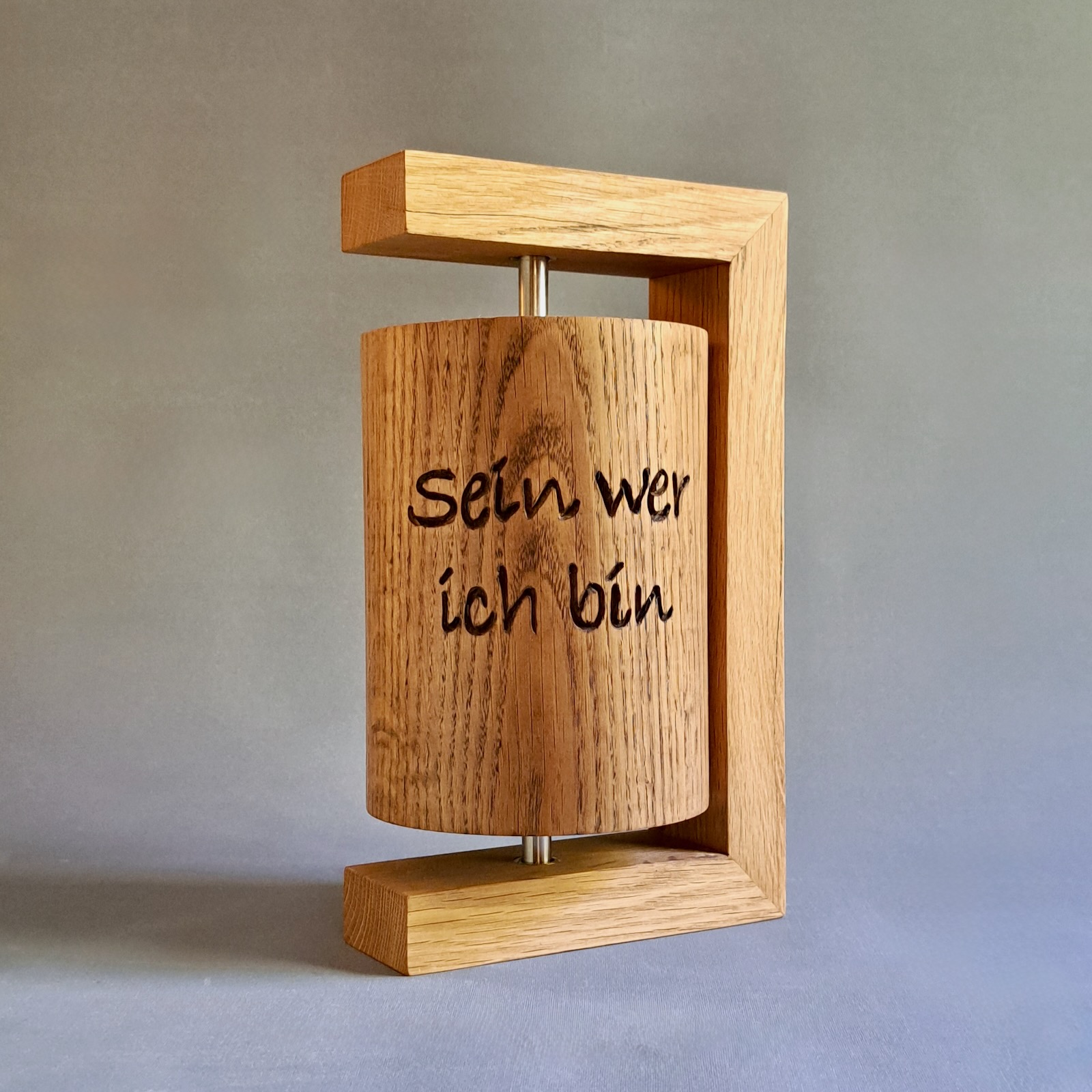 Bayrische Gebetsmühle aus Eiche mit geschnitztem Spruch „Sein wer ich bin“