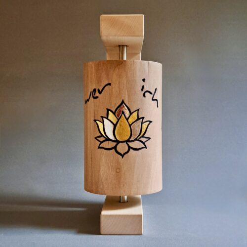 Gebetsmühle „Sein wer ich bin, Lotus & Göttin“, 16 cm, Nuss
