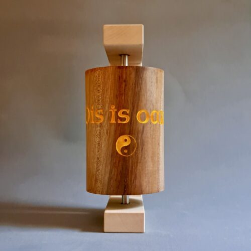 Bayrische Gebetsmühle „Ois is oans & Triskele“ – Nuss, 16 cm