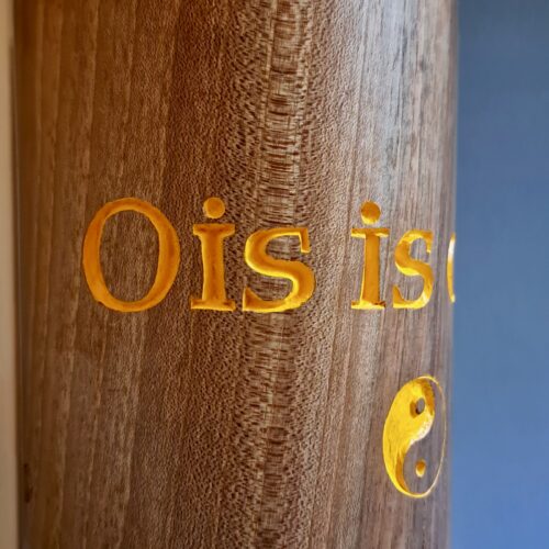Bayrische Gebetsmühle „Ois is oans & Triskele“ – Nuss, 16 cm