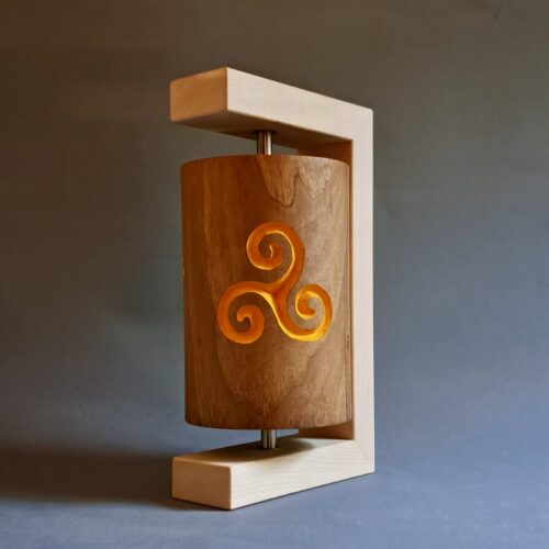 Bayrische Gebetsmühle „Ois is oans & Triskele“ – Nuss, 16 cm