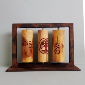 Tischgebetsmühle aus Eibenholz mit drei Gebetsmühlen, bemalt und vergoldet in einer Eisenhalterung