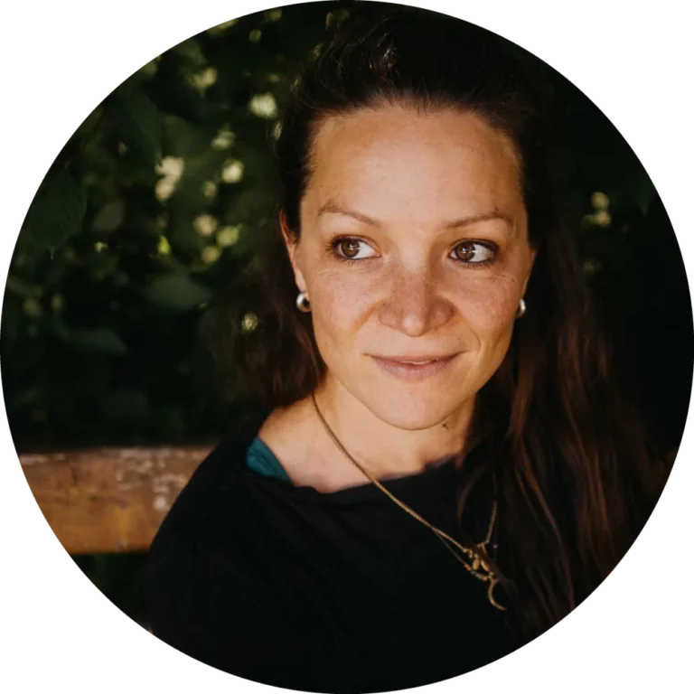 Franziska Bürger, Holzbildhauerin aus Rosenheim, auf einer Holzbank